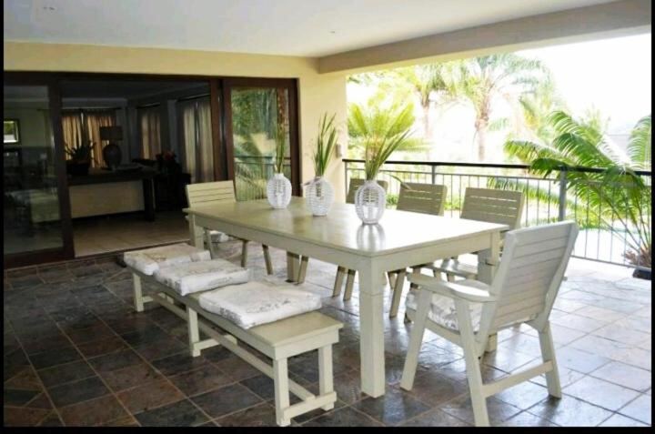 Covered terrace with outdoor dining